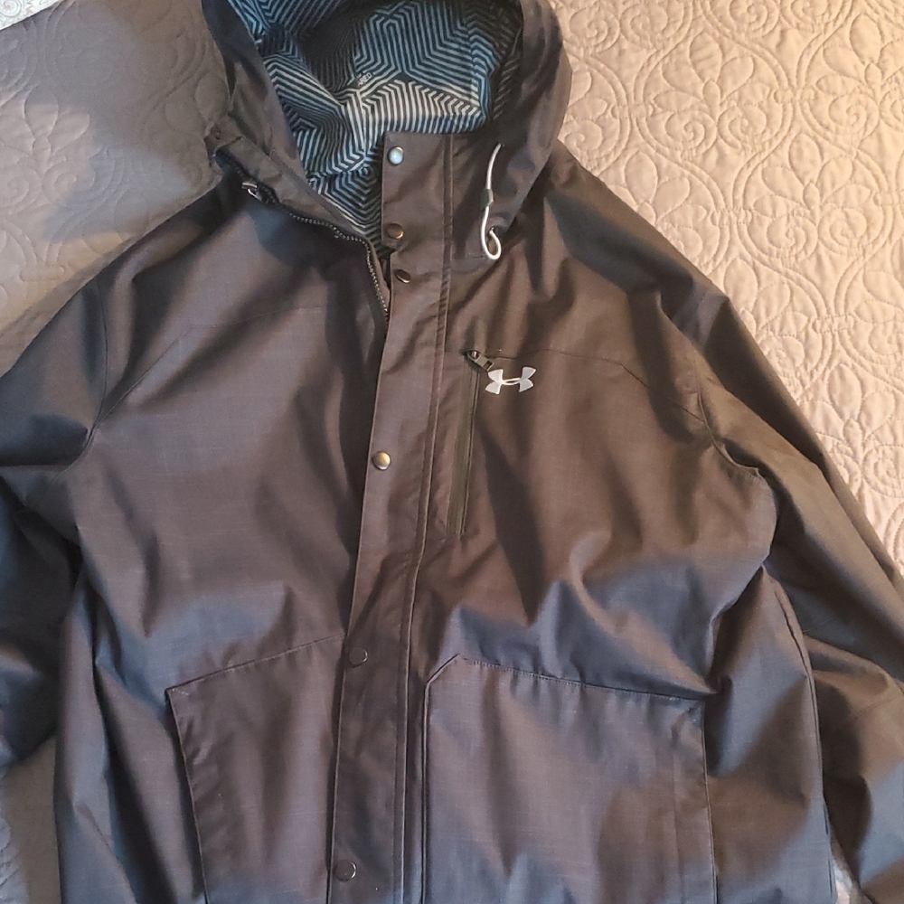 Under Armour Mens XXL Cold Gear Jacket with Hood and Weather-Resistant Material